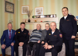 В Ростове транспортные полицейские поздравили ветерана Советско-Японской войны с 102-летием