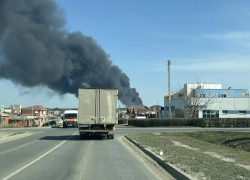 Крупный пожар на складе с горючим тушат в селе Крым под Ростовом