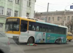 В центре Шахт пассажирский автобус лишился колес, угодив в яму