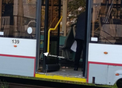 Наркоман зарезал мужчину в трамвае у вокзала в Ростове