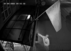 В Ростовской области задержан мужчина за срыв флага Победы с жилого дома