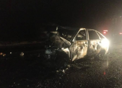 В Ростовской области два человека погибли в загоревшихся после ДТП автомобилях