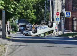В центре Ростова легковушка перевернулась после проезда на красный свет 