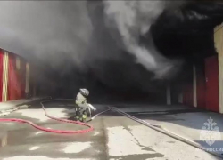 Под Ростовом на рынке «Альтус» горит склад с посудой и электроникой