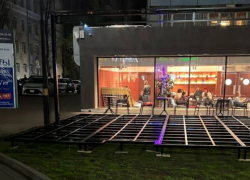 На Пушкинской демонтируют летнюю площадку, установленную без разрешения