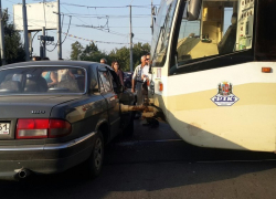 Трамвай протаранил «Волгу» в Ростове