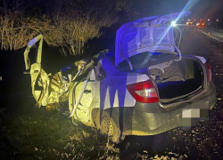 Легковушка на большой скорости влетела в пассажирский автобус на трассе в Ростовской области