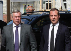 Дмитрий Медведев в Ростове пригласил 100-летнего ветерана на парад Победы в 2020 году