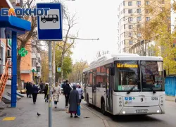 Молодого человека избили на остановке в Ростове