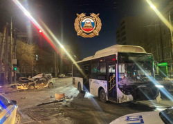 В Ростове на Буденновском проспекте произошло ДТП с участием легковушки и автобуса