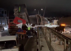 Самосвал с поднятым кузовом снес пешеходный мост на трассе М-4 «Дон»