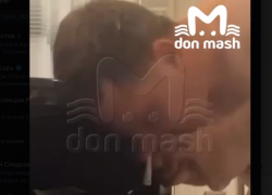 Нюхающий порошок полицейский в стрингах из Сальска попал на видео