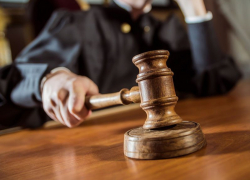 Владелец гостиницы в Ростове пойдет под суд после падения годовалого малыша с балкона 