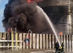 В Ростовской области спустя сутки локализовали пожар на пострадавшей от атаки беспилотников нефтебазе