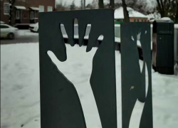 С торчащими из-под земли «руками»: в Ростове установили новые велопарковки на месте бывшего кладбища 