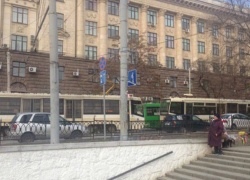 Сломавшийся посреди дороги трамвай парализовал движение в центре Ростова