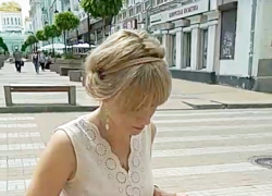Креативная блондинка взяла в руки глюкофон в центре Ростова на видео