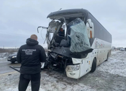 Один из пострадавших в ДТП с автобусом на М-4 "Дон" в Ростовской области находится в реанимации