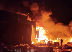 В Ростове произошел крупный пожар на складе прессованной бумаги