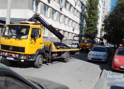 Больше десяти машин эвакуировали в центре Ростова 