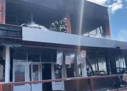 Пожарный погиб во время поиска людей в горящем ТЦ Новошахтинска 