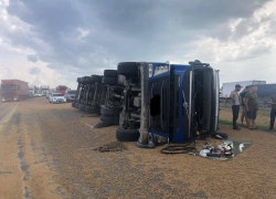 В Ростовской области на трассе перевернулся грузовик и водитель попал в больницу