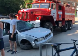 Протаранившая на полной скорости легковушку пожарная машина попала на видео под Ростовом