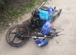 Двое подростков на мопеде врезались в легковушку в Ростовской области