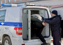 В Ростове задержали грабителя, сорвавшего с мужчины золотую цепочку за 150 тысяч рублей возле бара