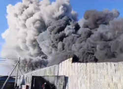 В МЧС прокомментировали ход тушения крупного пожара на ростовском складе