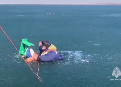 Трое рыбаков провалились под лед в Ростовской области