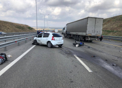 Мотоциклист попал под прицеп грузовика после столкновения с иномаркой на трассе М-4 «Дон»