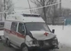 Фельдшер и водитель скорой помощи получили травмы в массовом лобовом ДТП в Ростове