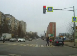 В Ростове иномарка чудом не сбила людей на зебре, пролетев на красный свет