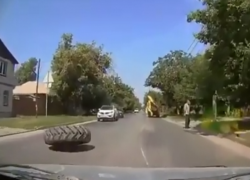 В Таганроге у трактора на ходу отвалилось колесо
