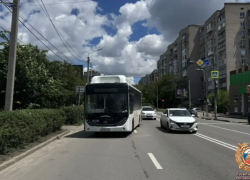 Женщина попала под автобус с пассажирами на пешеходном переходе в центре Ростова