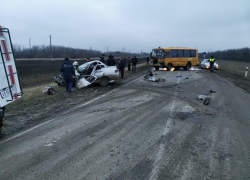 В Ростовской области легковушка врезалась в автобус с детьми
