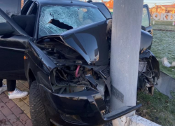 В Ростове молодой водитель разбил легковушку об уличный столб