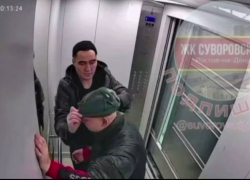 В Ростове двое мужчин подрались в лифте, застряли и помирились 