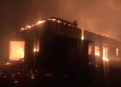 В Ростовской области ночью тушили серьезный пожар на заброшенной пилораме