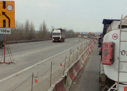 В гигантскую многокилометровую пробку встали машины на трассе М4 "Дон" под Ростовом