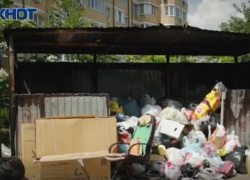 В Ростове УК игнорирует проблему мусорных завалов во дворе МКД