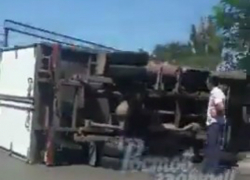 Опрокинувшаяся на бок «уставшая» «Газель» перекрыла полдороги в Ростове на видео