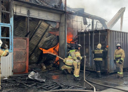 Под Ростовом загорелся склад пластиковых изделий