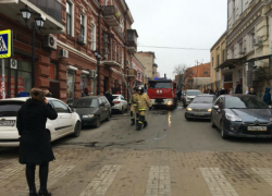Из-за припаркованных машин пожарные не смогли подъехать к горящему в центре Ростова дому