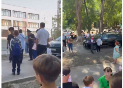 Перед школой в Ростове поставили регулировщика из-за затора из машин и детей