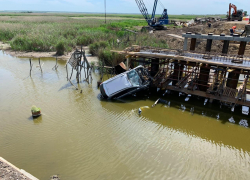Мужчина на иномарке в Ростовской области вылетел с моста