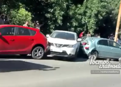 В Ростове в массовом ДТП разбились пять автомобилей 