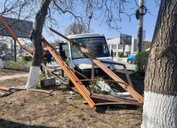 В Ростове маршрутка въехала в остановку