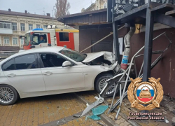В Ростове водителю BMW стало плохо за рулем и он врезался в стену дома на Ворошиловском